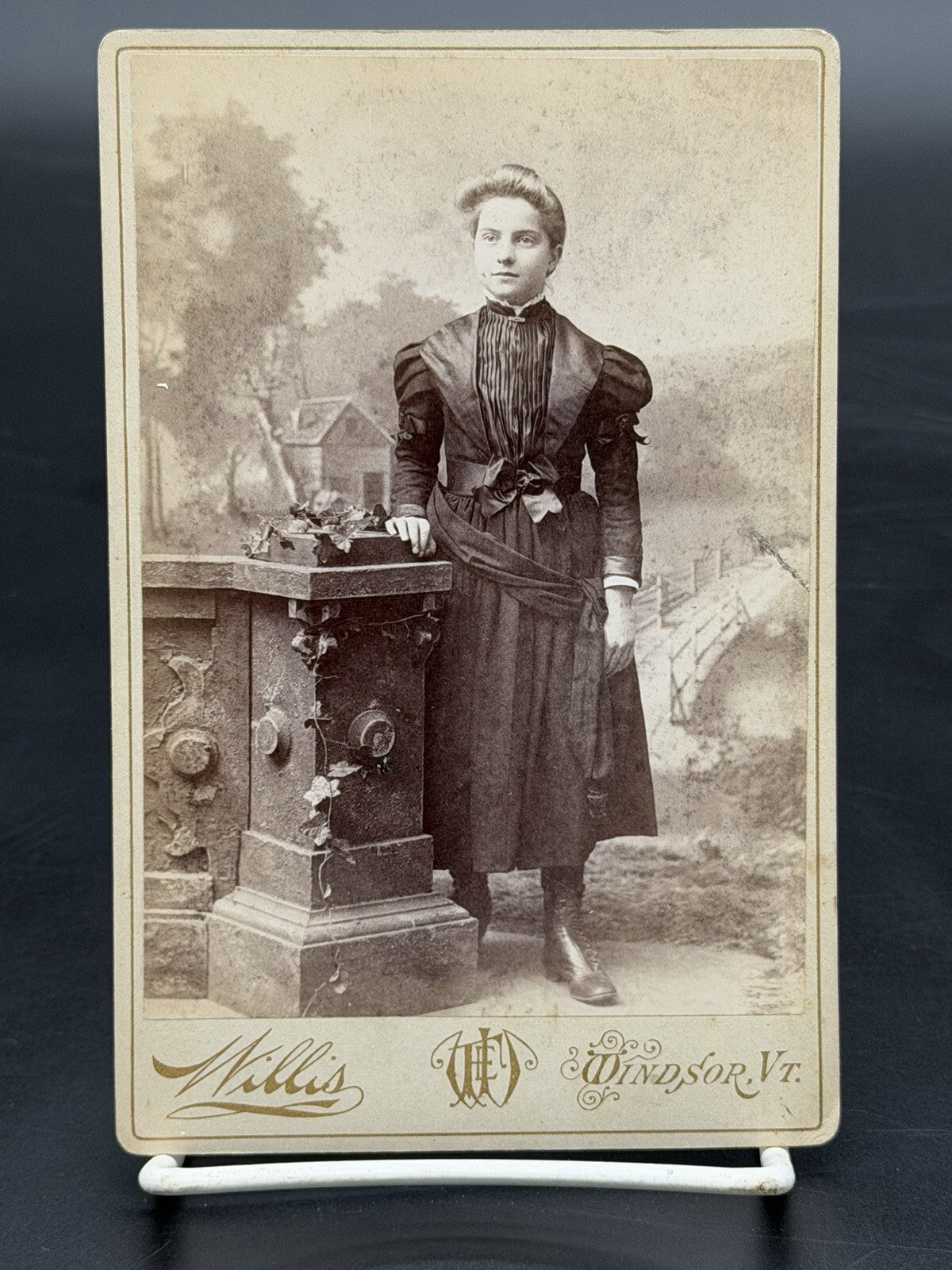 Antique Victorian Cabinet Card Photo Portrait – Willis, Windsor, Vermont Woman